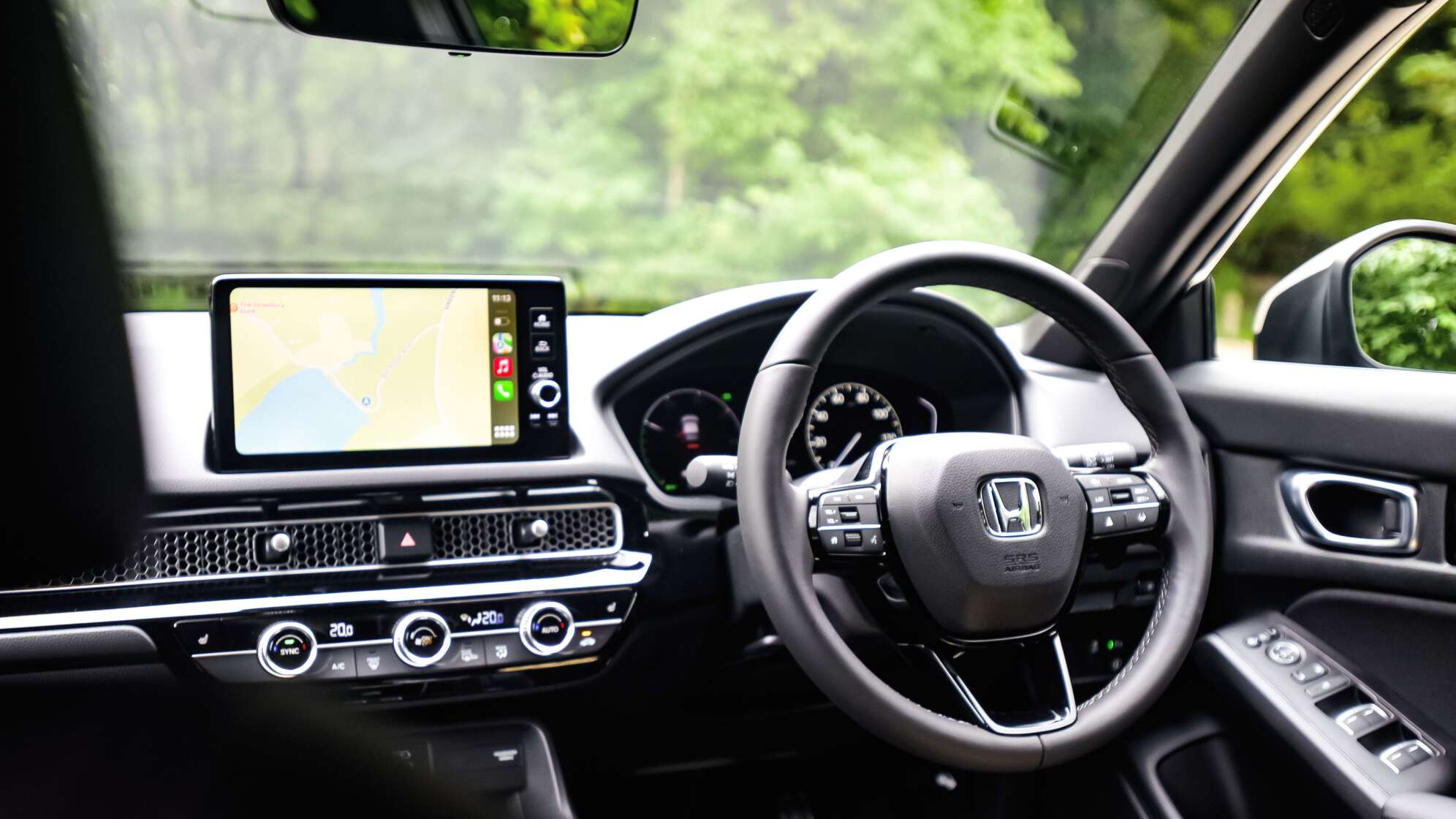 Der Innenraum von einem Auto mit einem Touchscreen