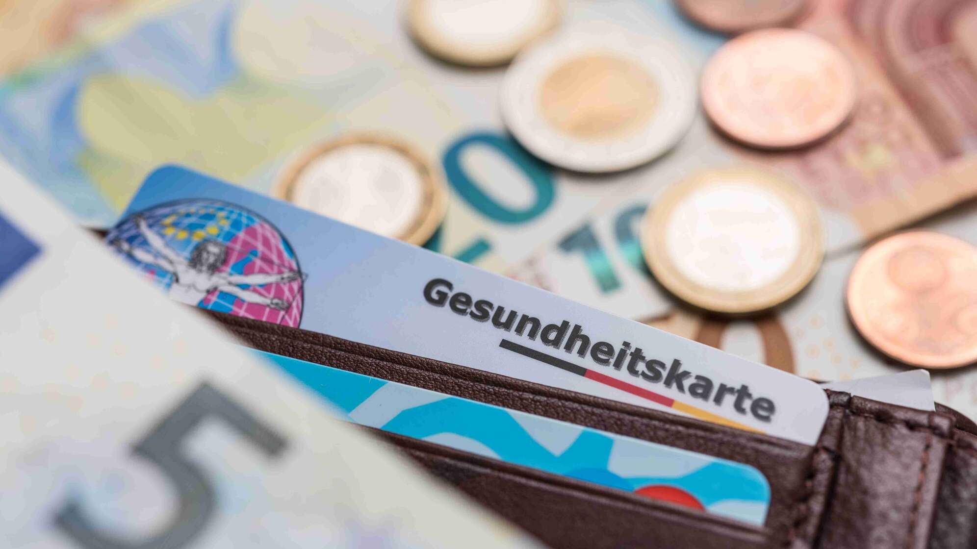 Geld und Krankenkassenkarte