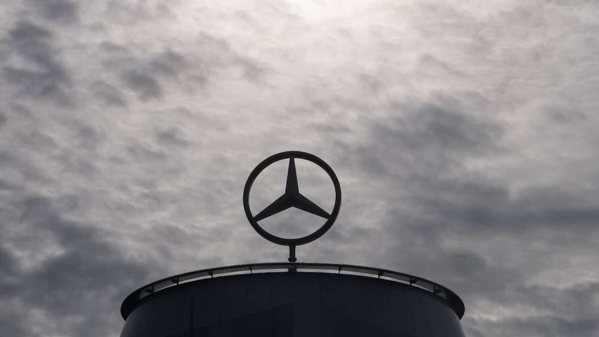 Das Mercedes-Logo vor dem Himmel