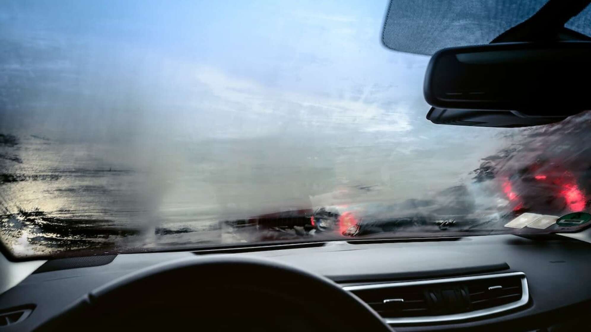 Eine Auto mit beschlagener Windschutzscheibe