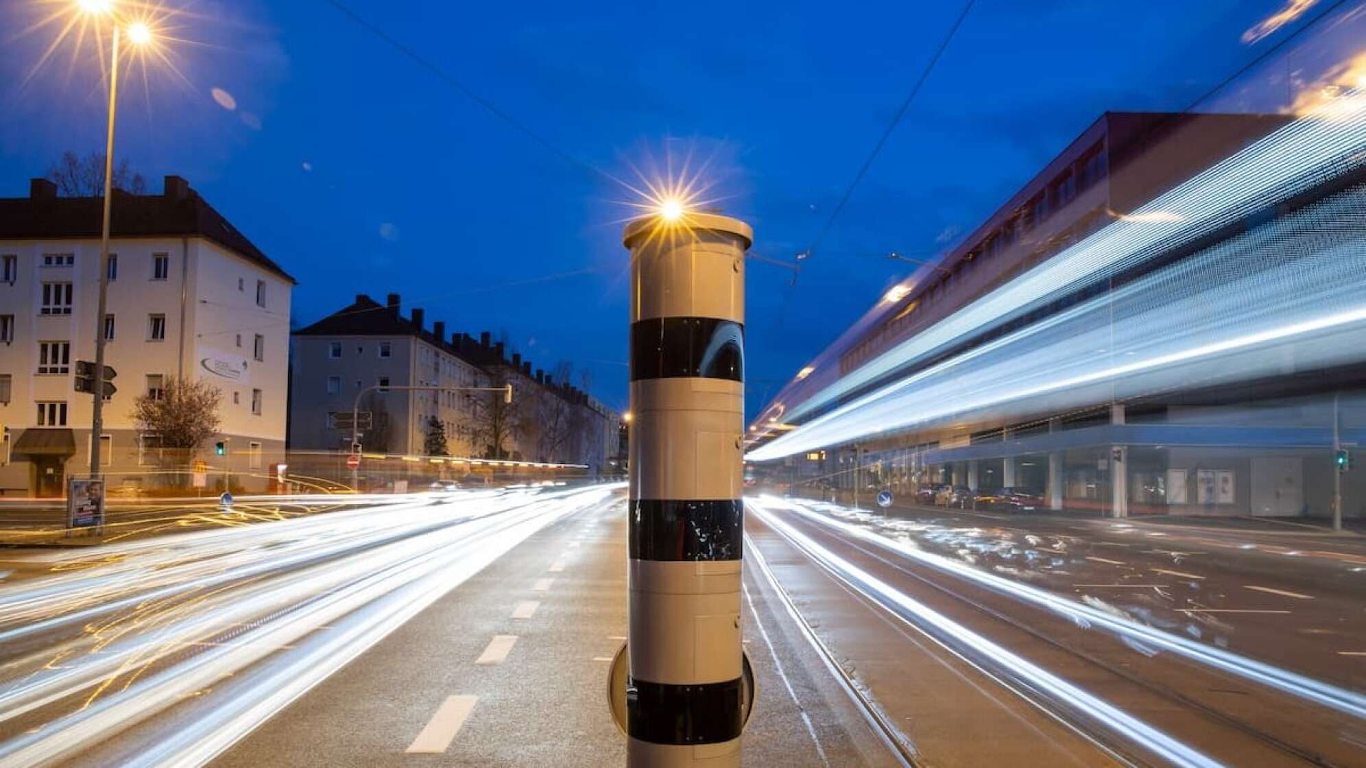 Ein Blitzer an einer viel befahrenen Straße