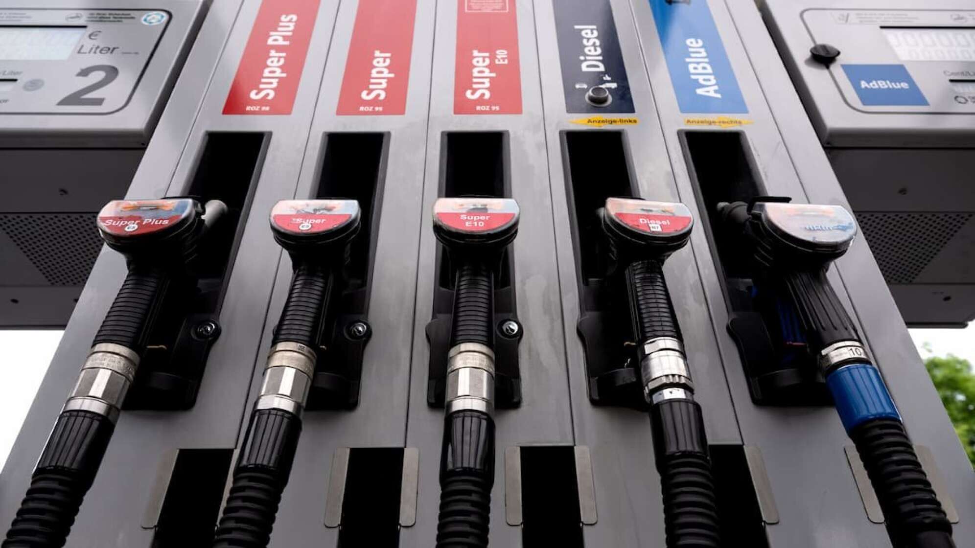 Zapfsäulen an einer Tankstelle