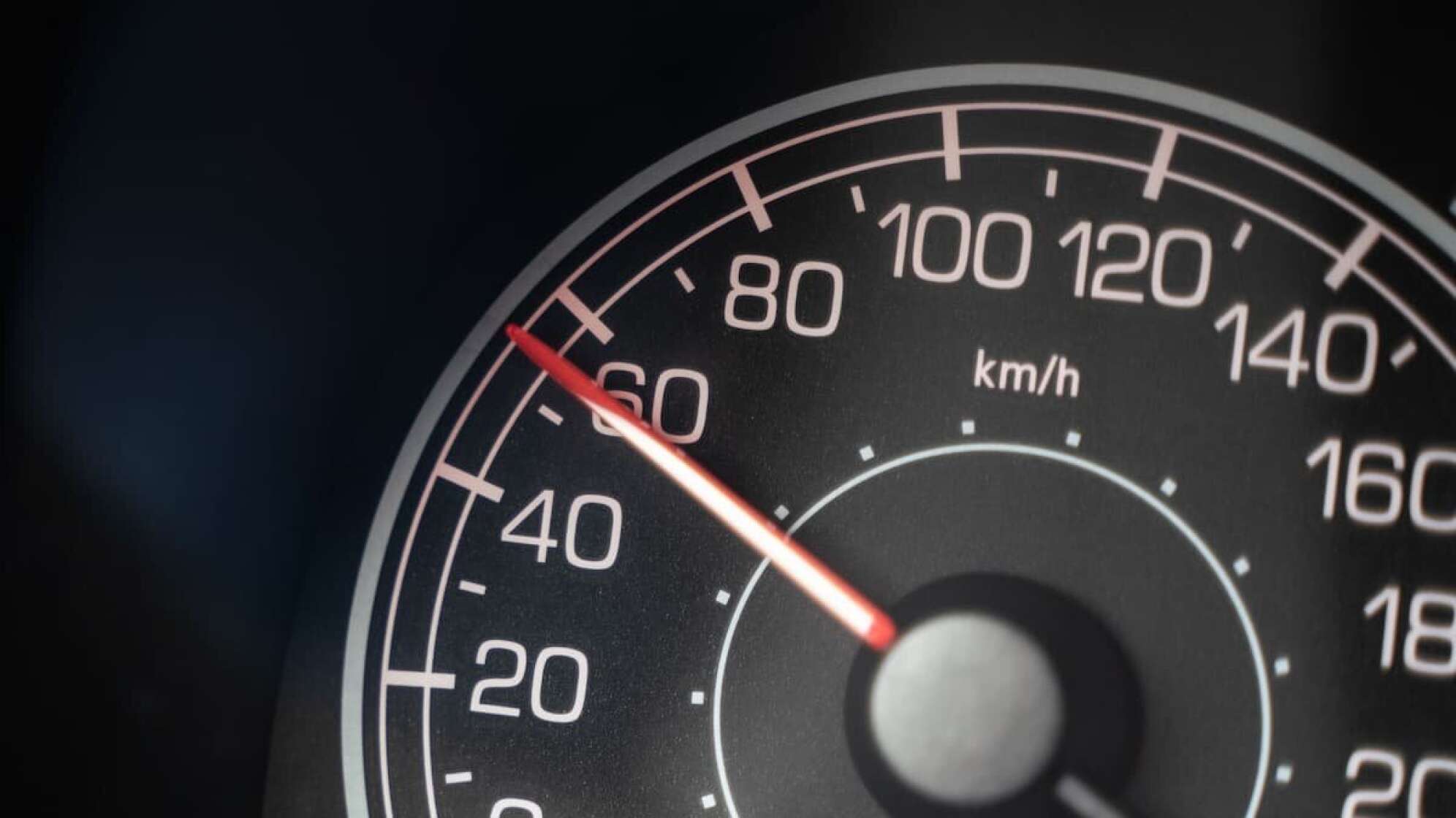 Ein Tacho in einem Auto