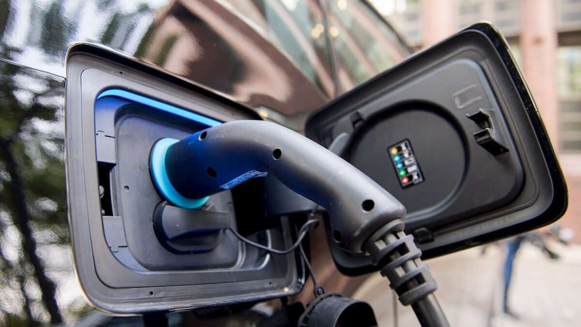 Ein Elektroauto, welches geladen wird