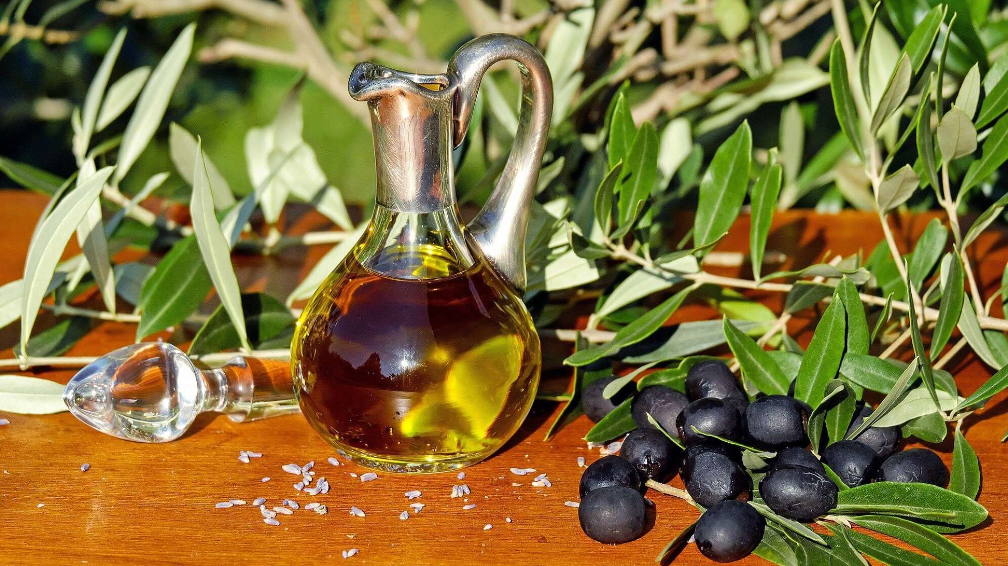 Eine Glasflasche mit Olivenöl