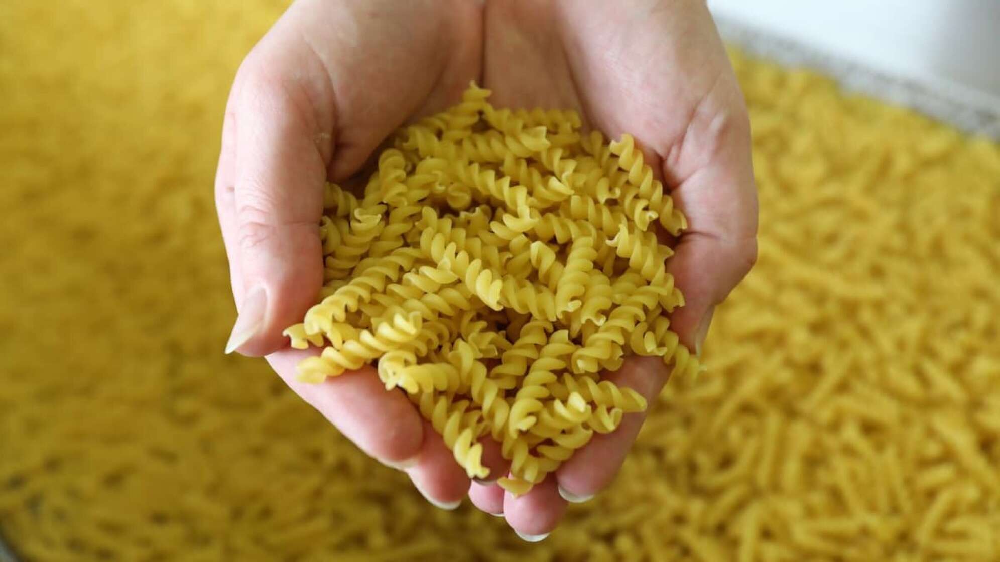 Eine Hand mit Nudeln