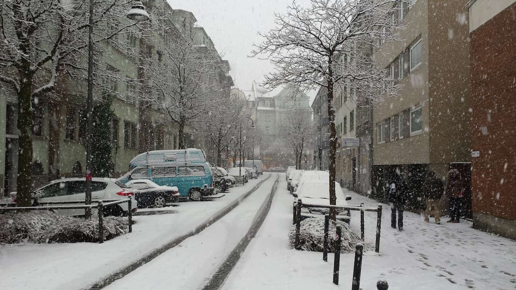 Eine Straße in einer Stadt mit viel Schnee