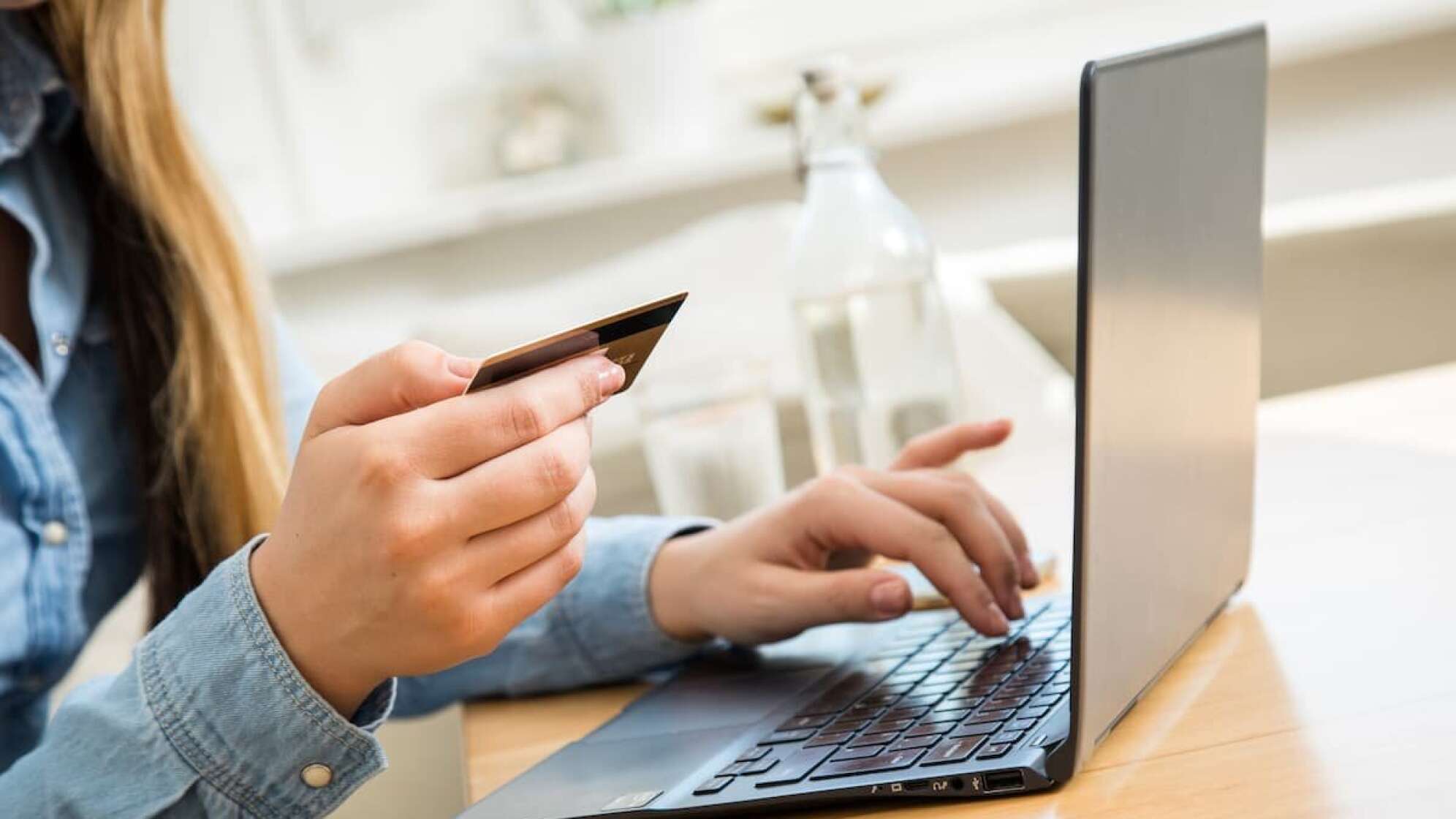 Eine Frau tippt an einem Laptop