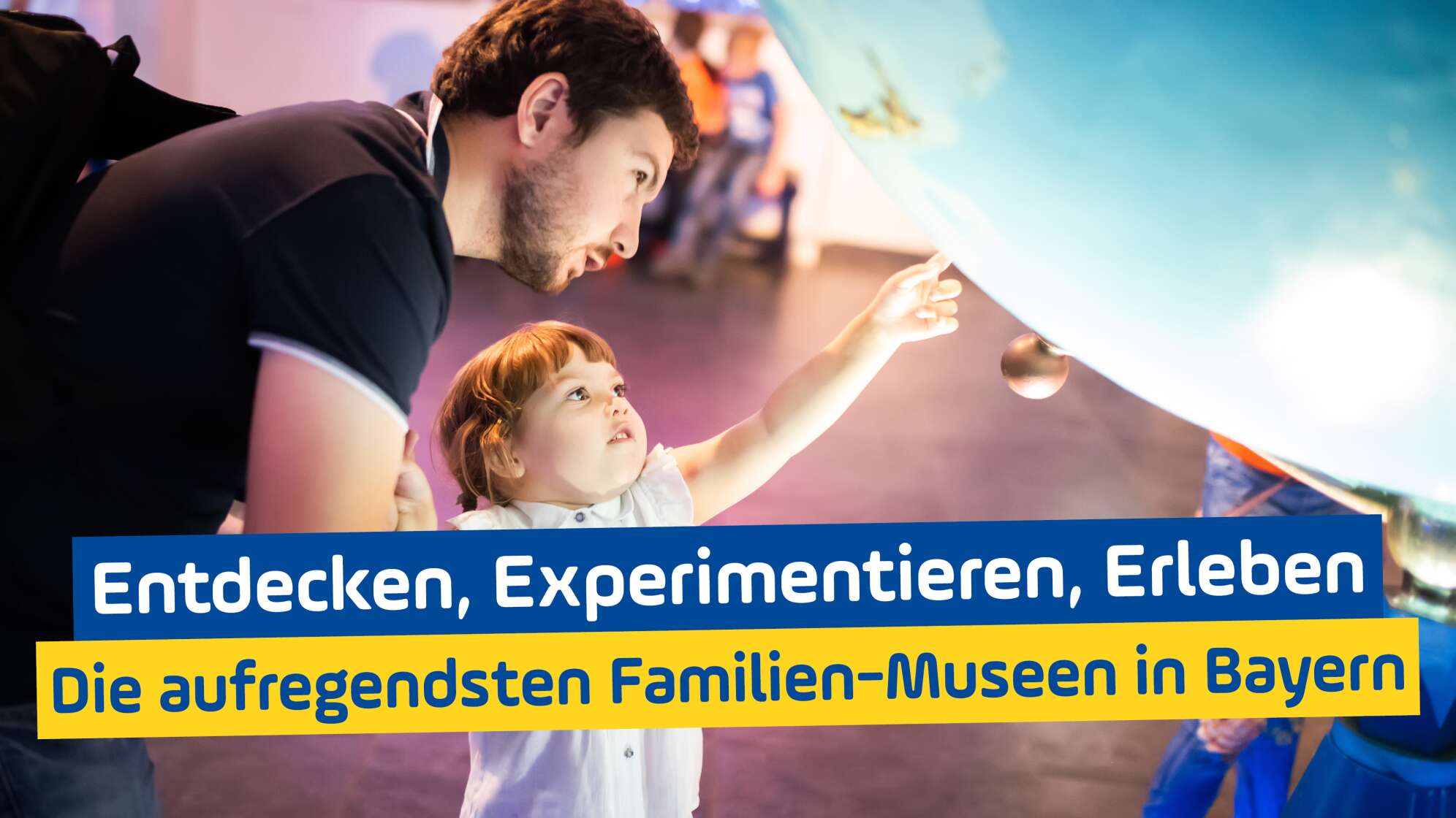 Kind zeigt auf auf Weltkugel