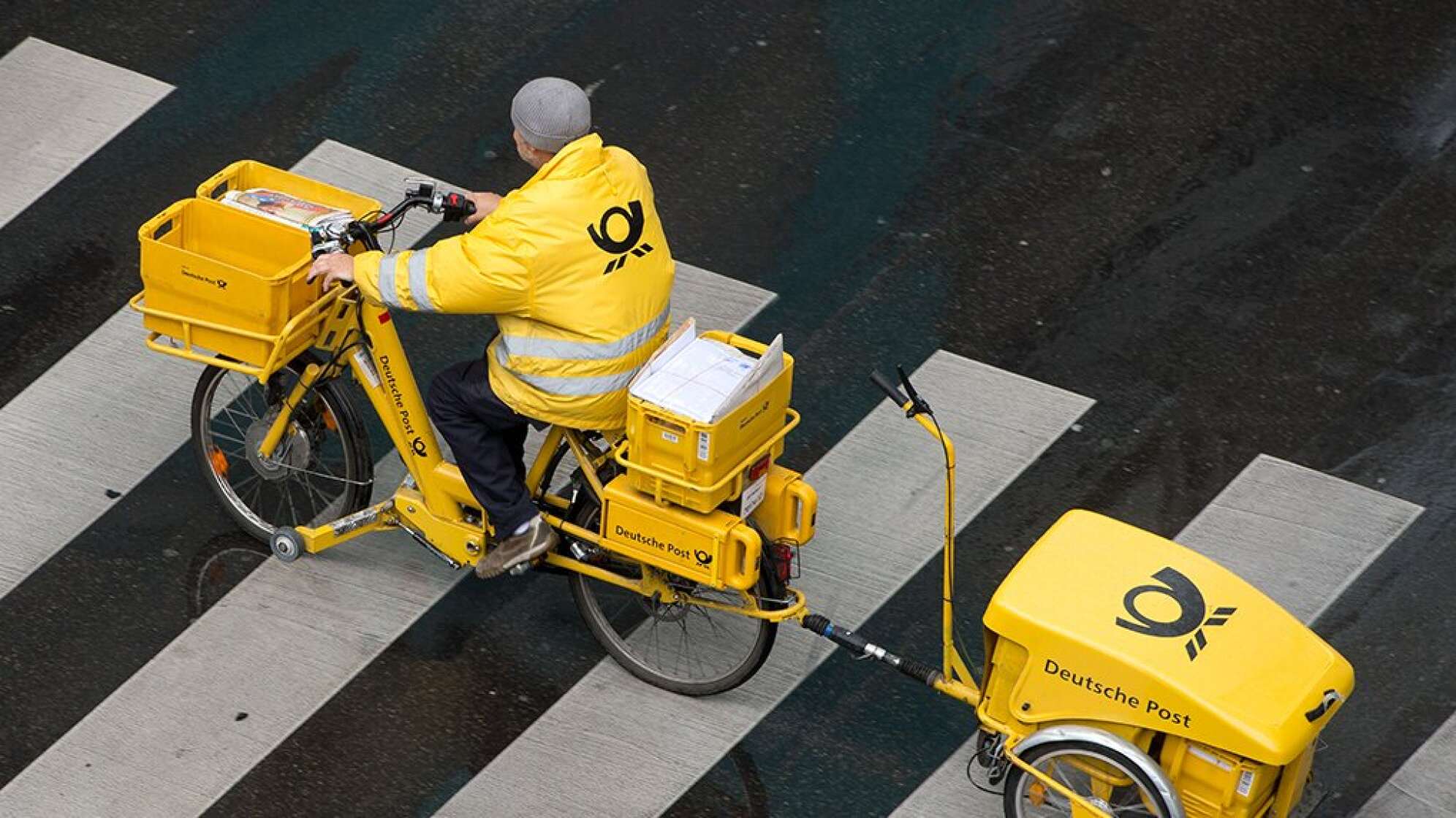 Ein Briefträger auf einem Fahrrad