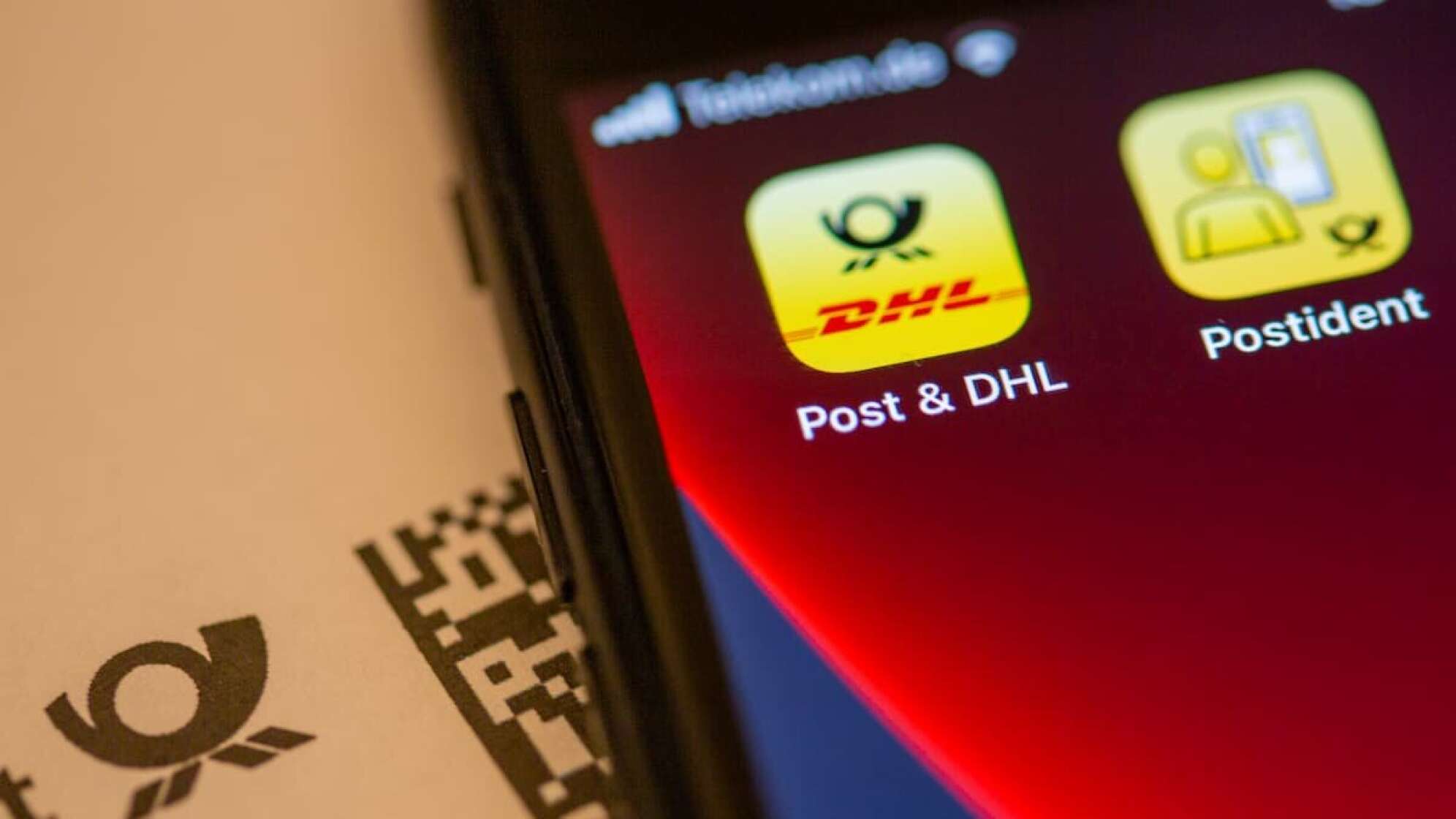 Ein Handy mit der Post & DHL App auf dem Display