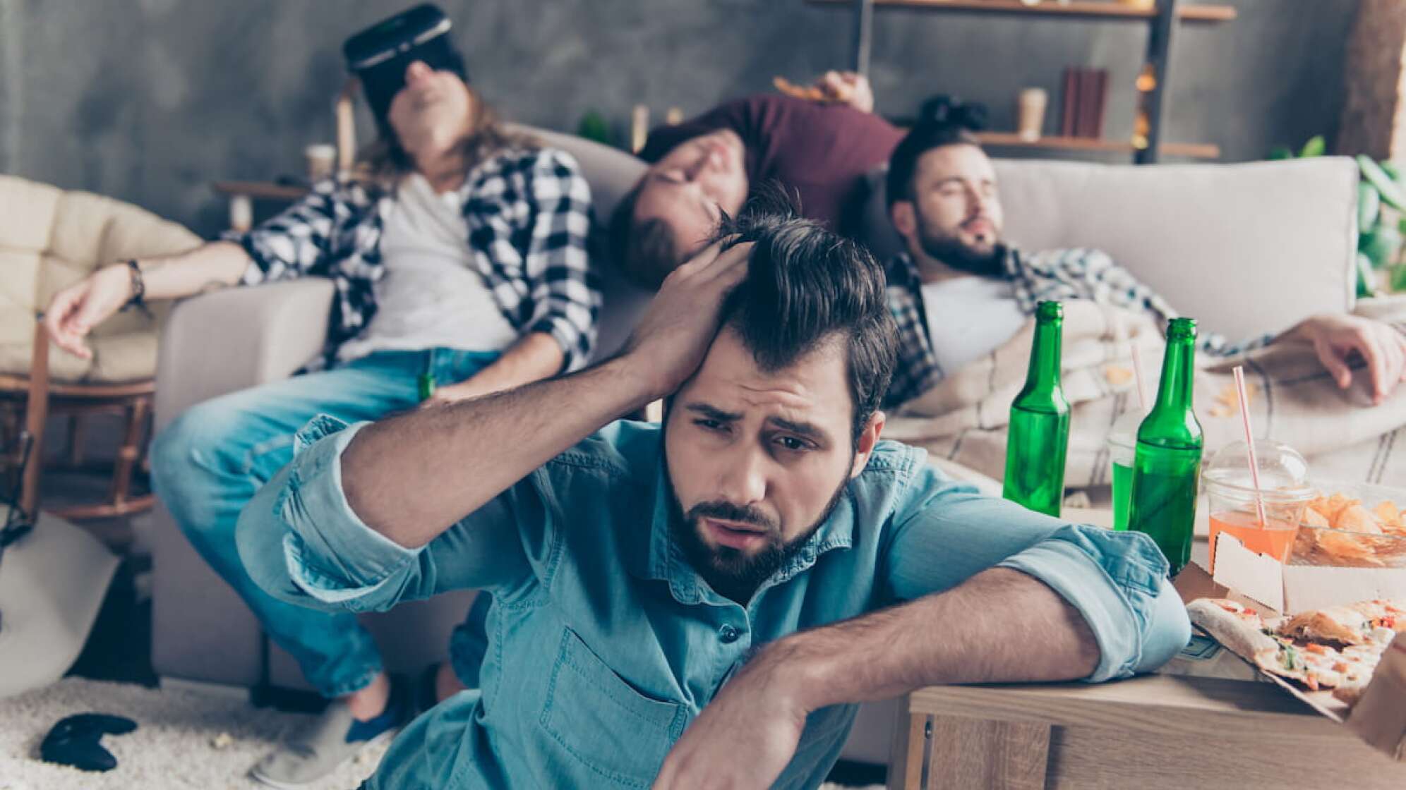 Gruppe Leute im Wohnzimmer nach Party