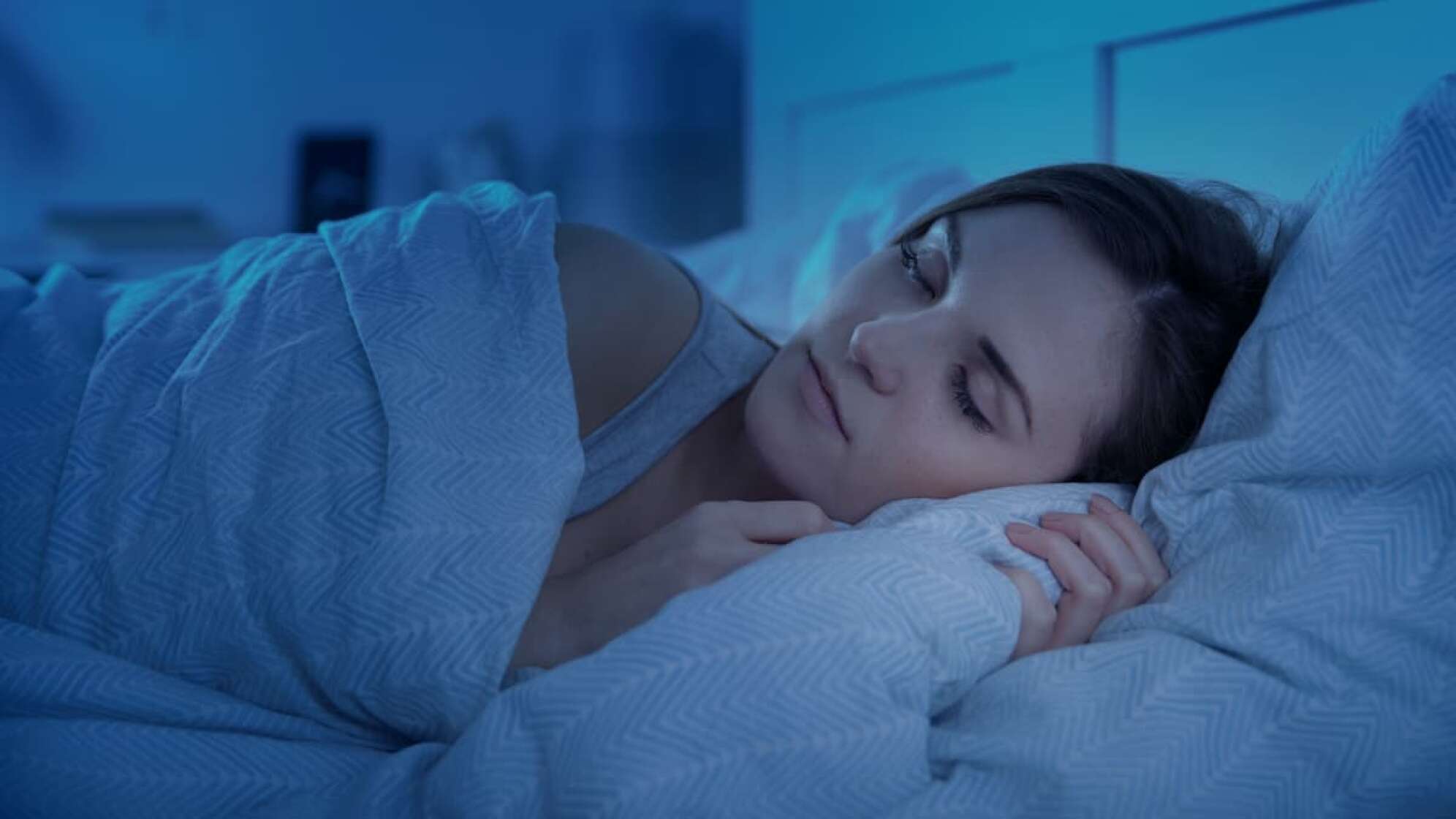 Frau schläft im Bett