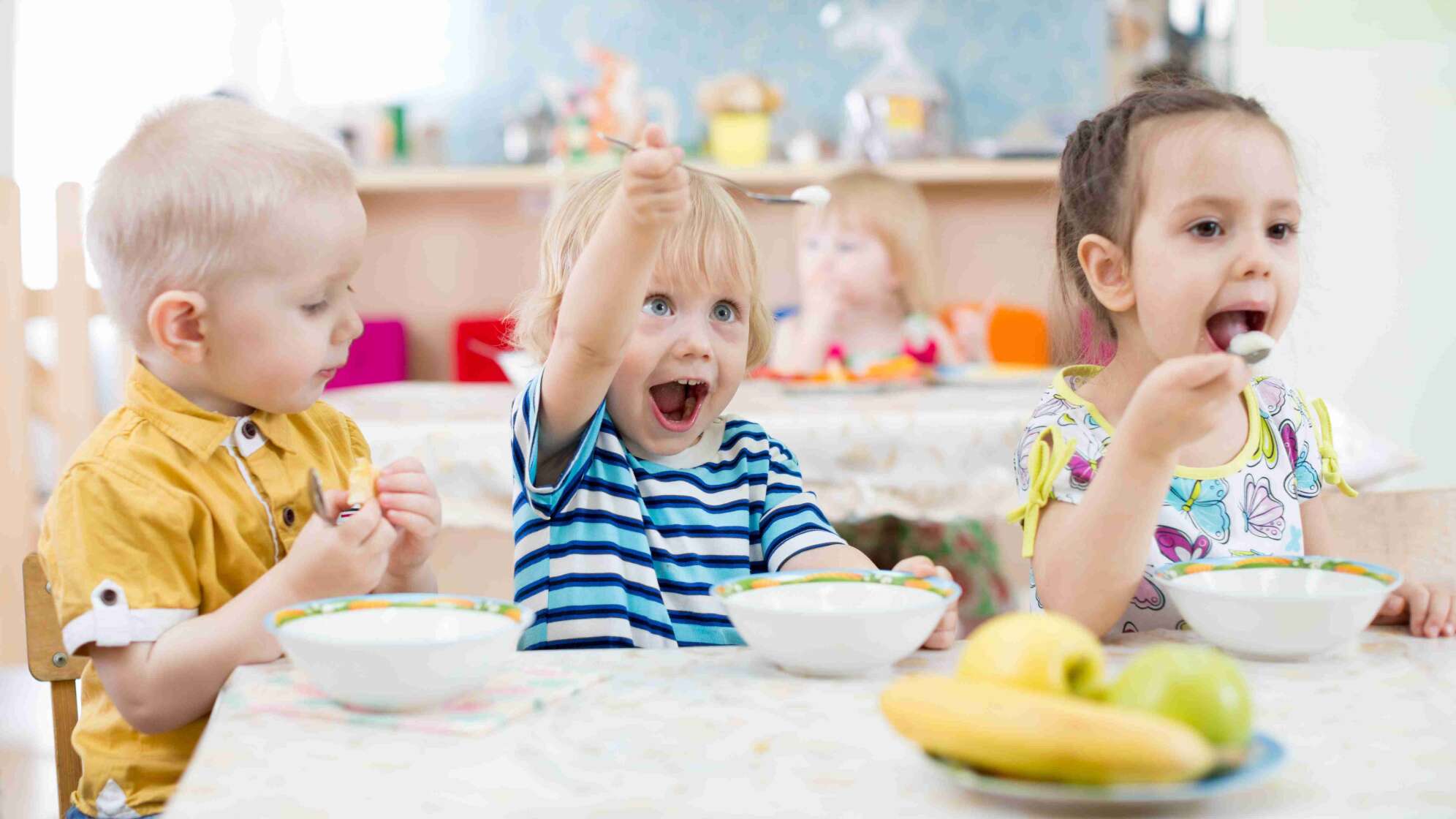 Kinder essen zusammen