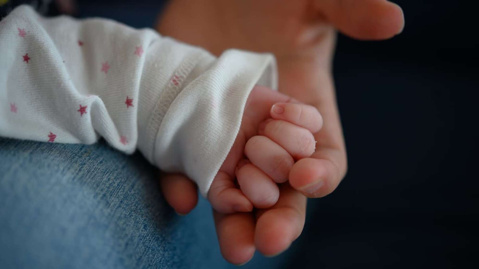 Babyhand in anderer Hand