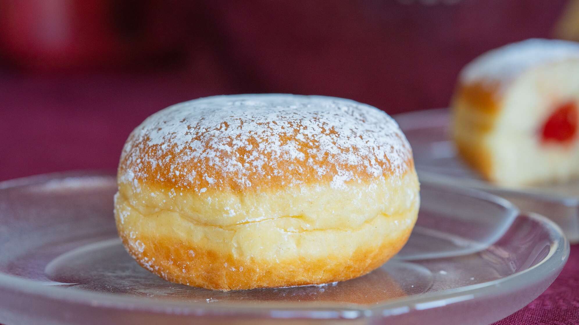 Ein Krapfen auf einem Glasteller