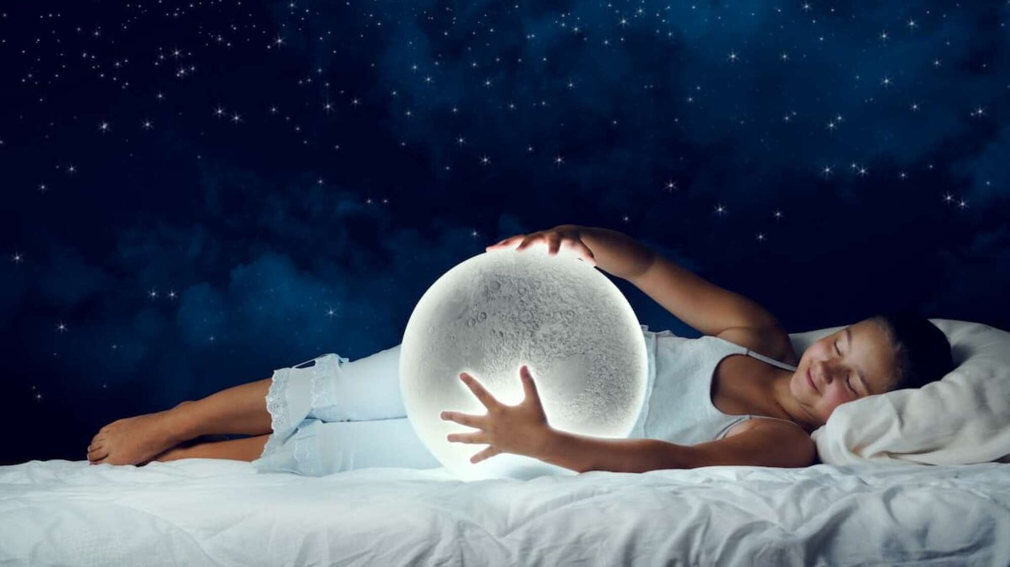 Kind hält "Vollmond"