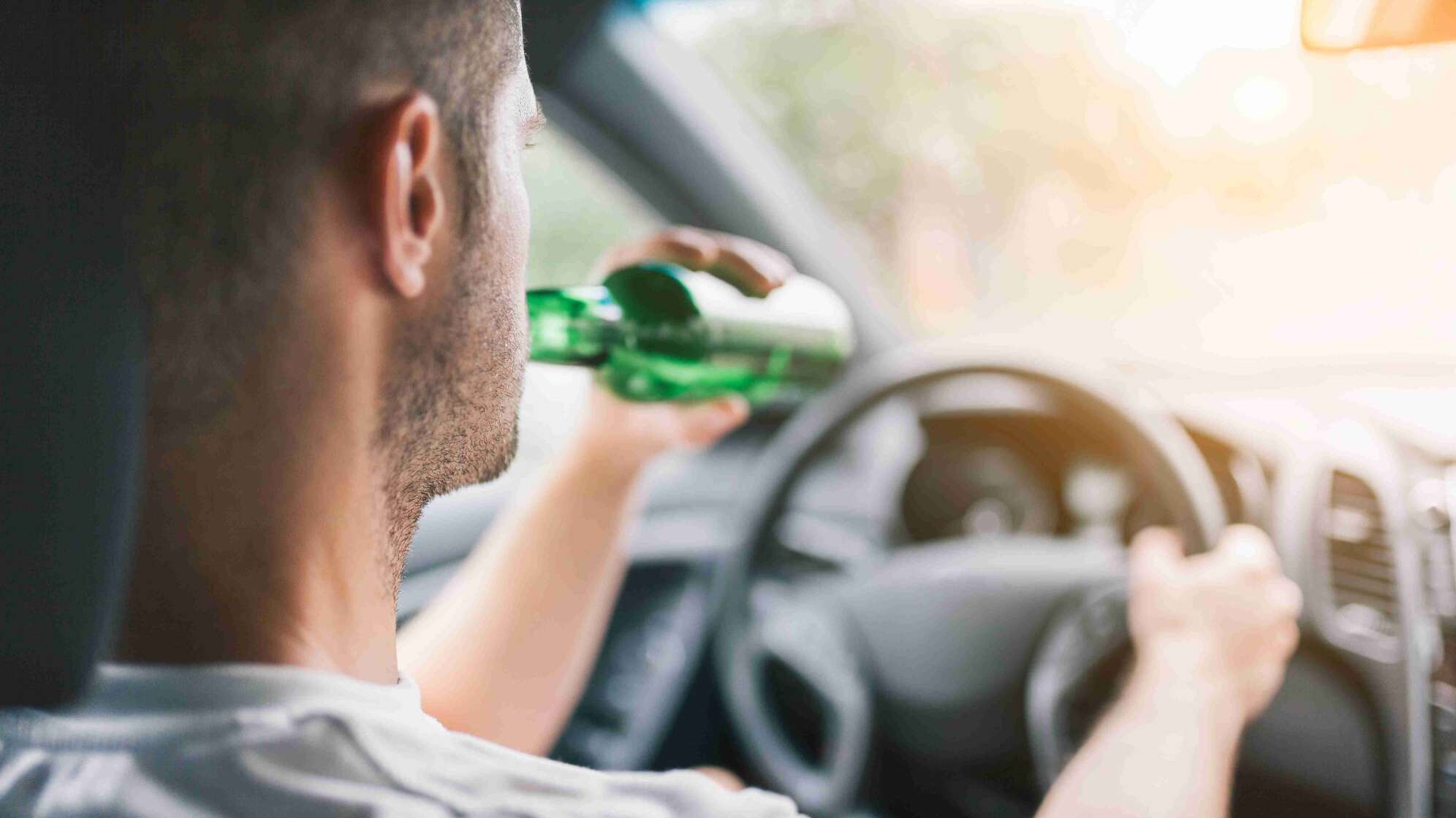 Mann mit Bier am Steuer