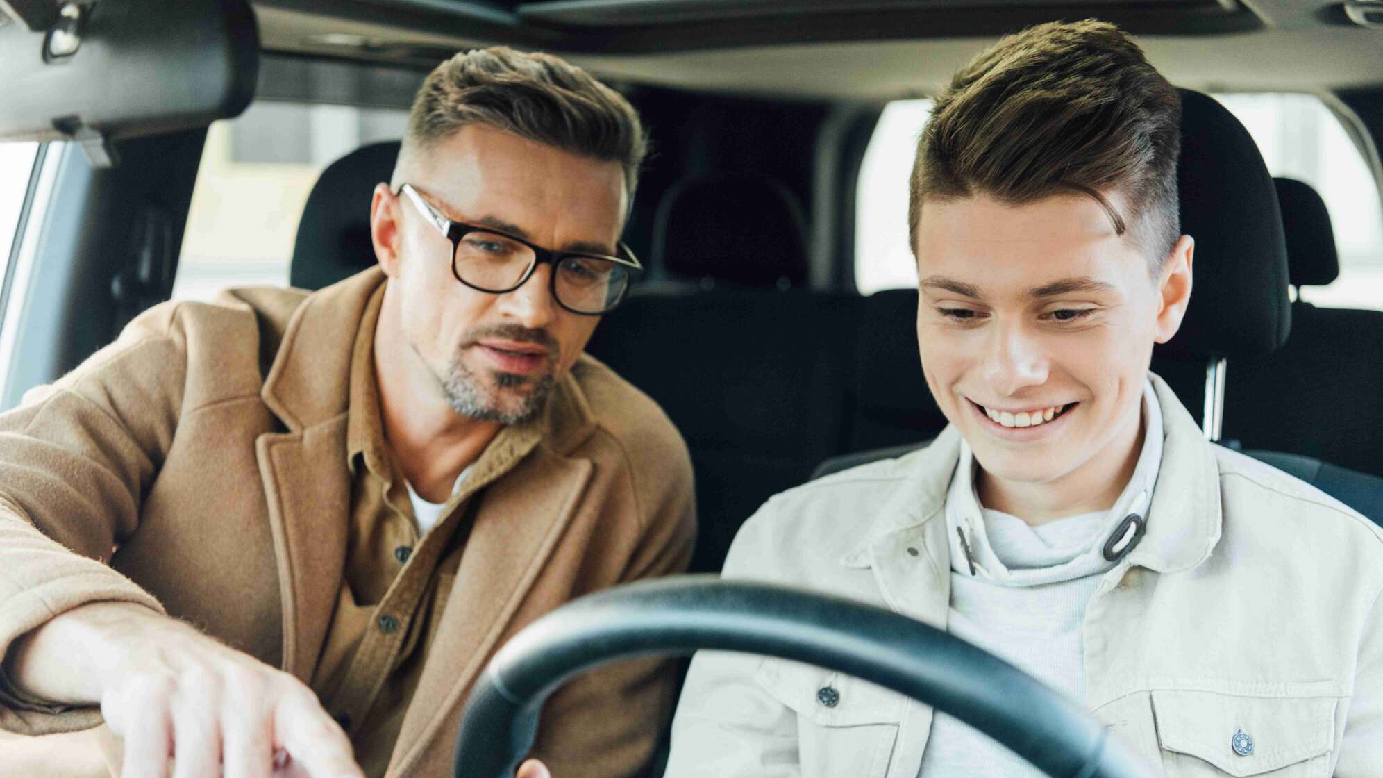 Junge fährt Auto