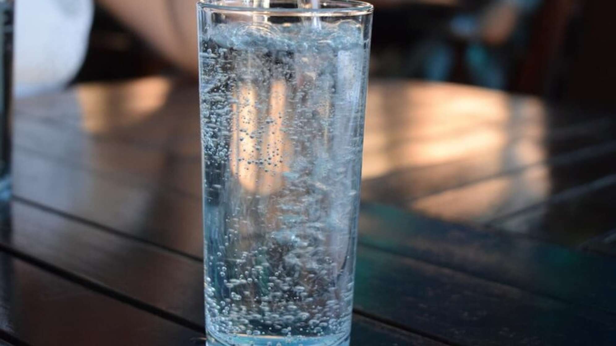 Mineralwasser in Glas eingeschüttet