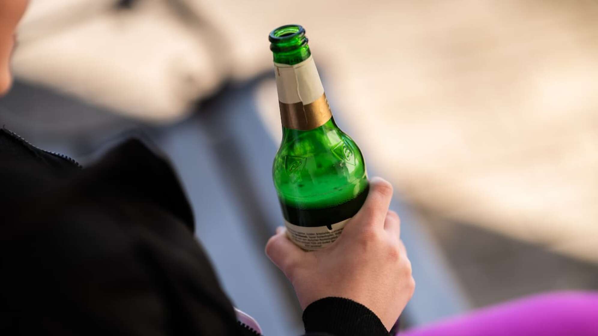 Bierflasche in der Hand