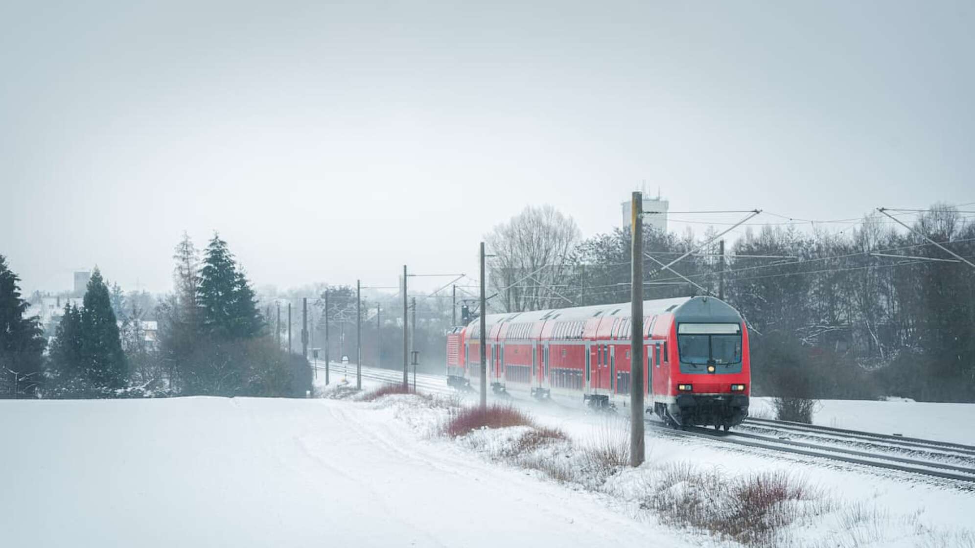 Bahn in Schneelandschaft