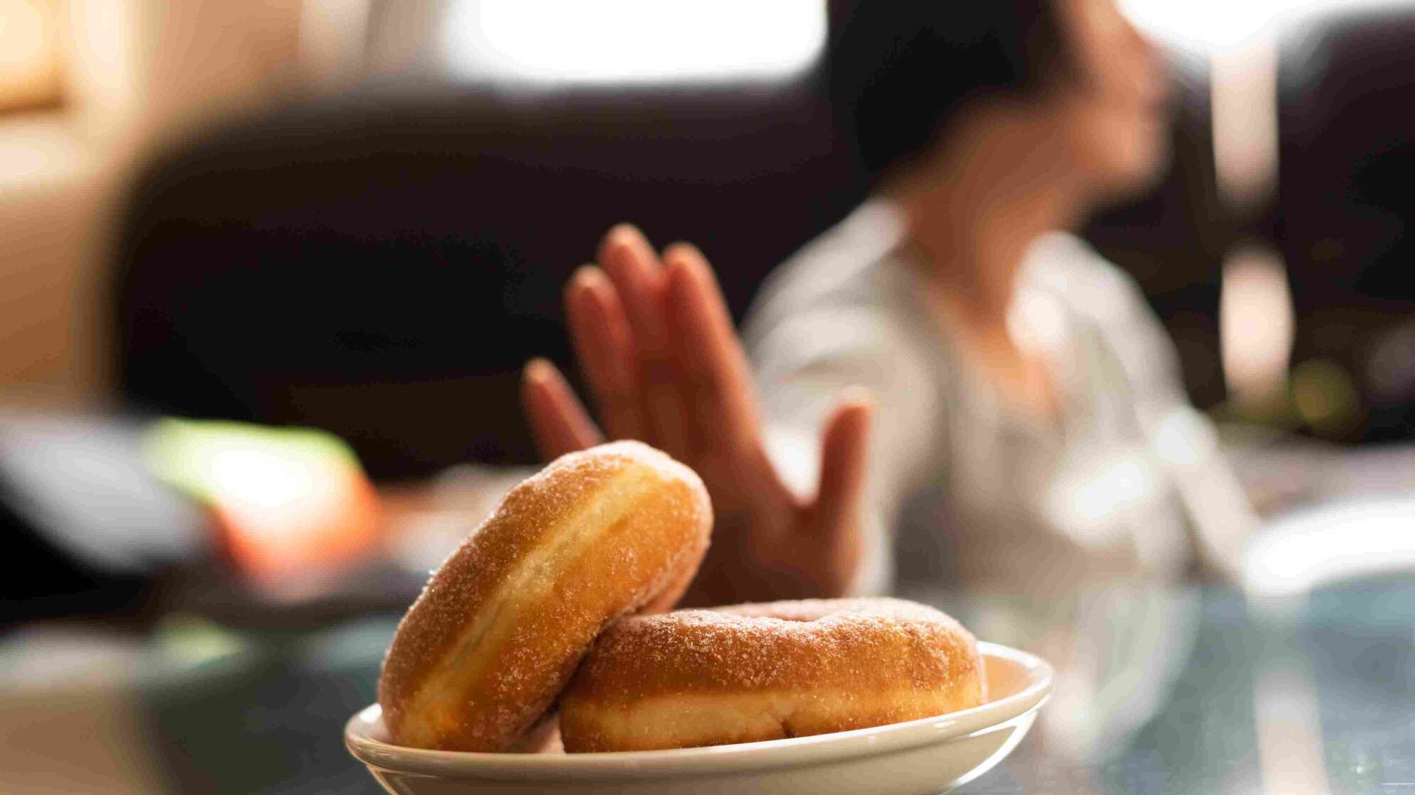 Frau lehnt Donuts ab