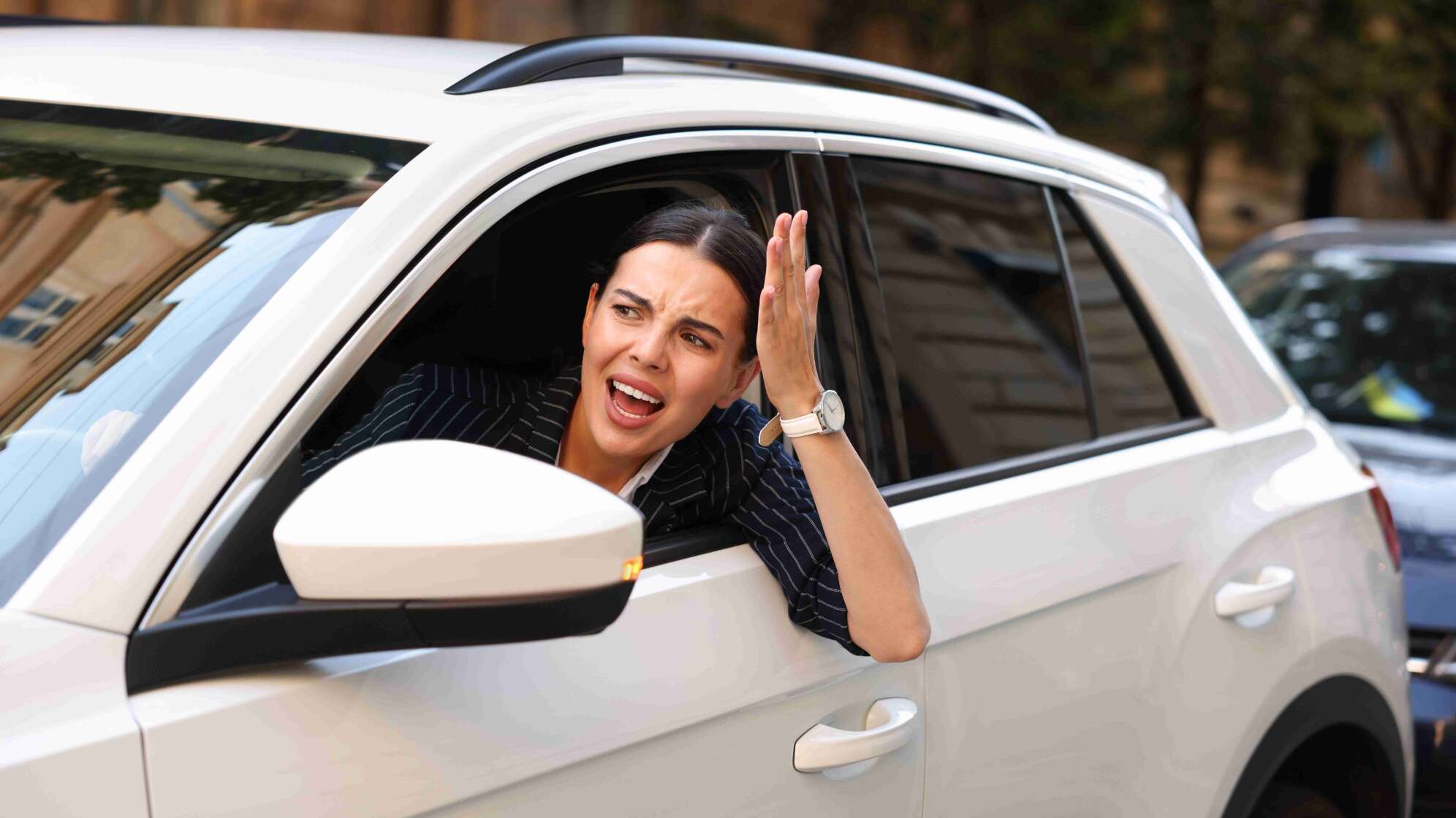 Frau sauer im Auto