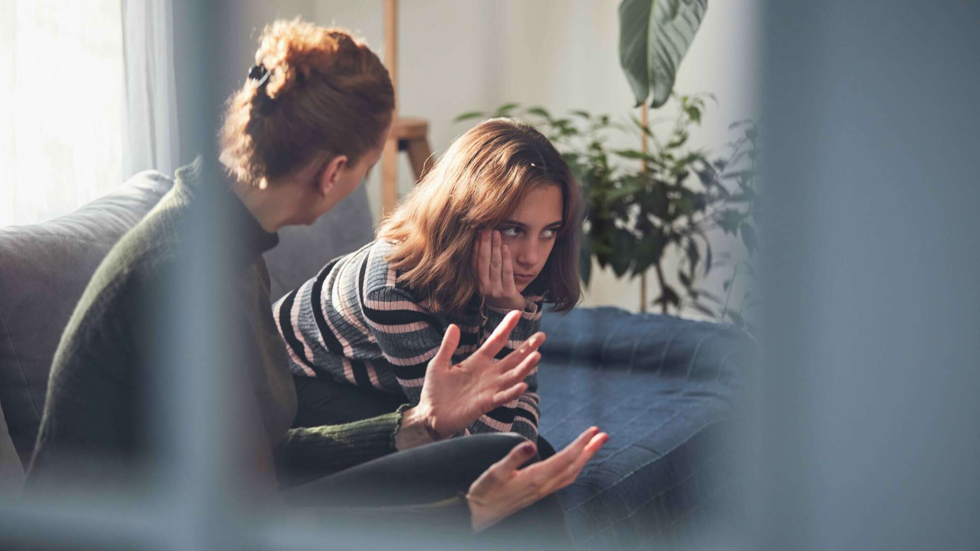 Mädchen genervt von Mutter