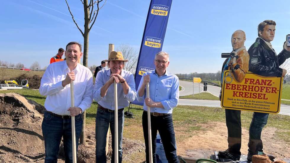 Leiki pflanzt eine neue Linde in den Eberhofer-Kreisel