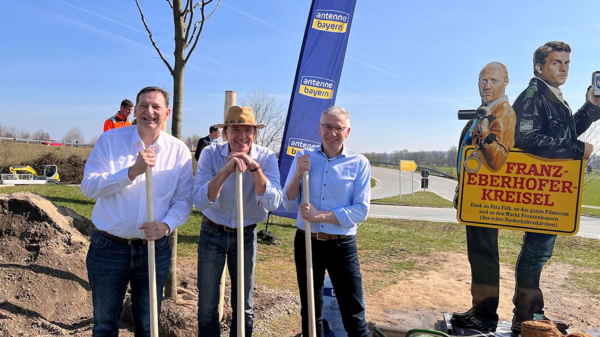 Leiki pflanzt eine neue Linde am Eberhofer-Kreisel