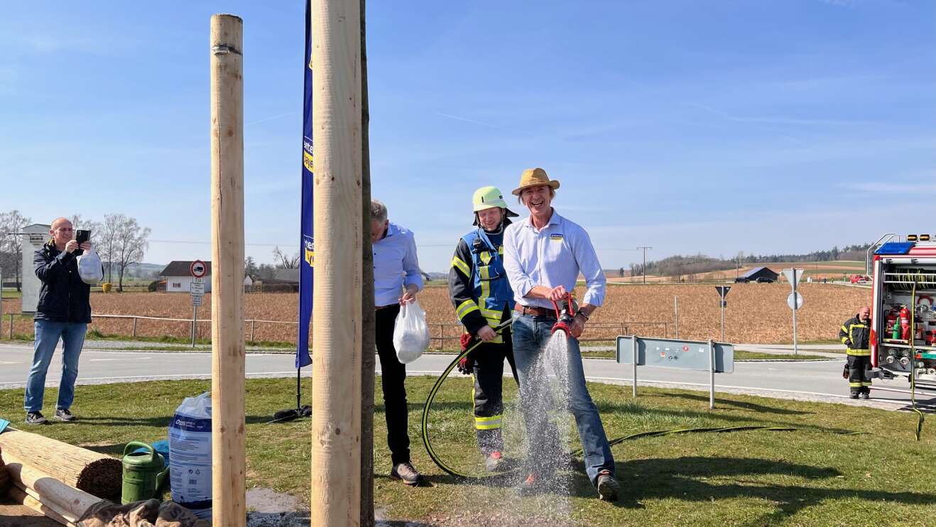 Leiki pflanzt eine neue Linde am Eberhofer-Kreisel