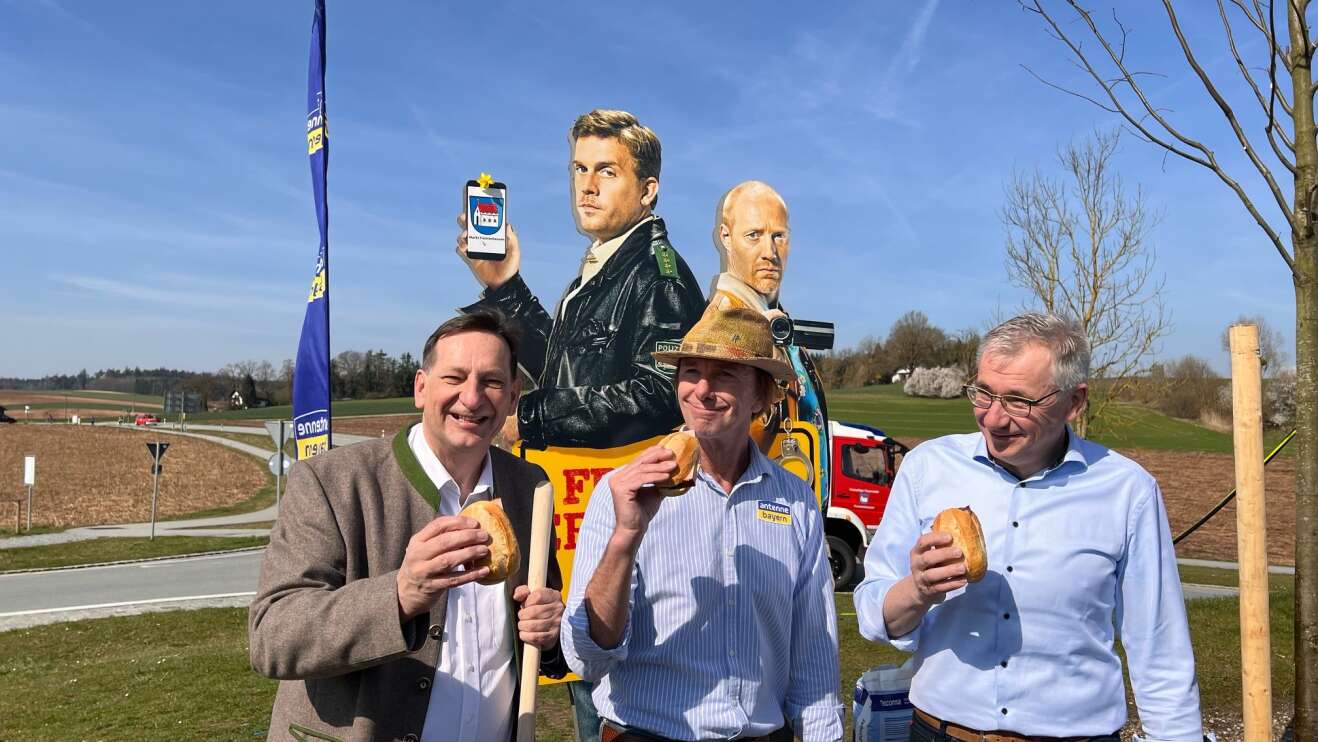 Leiki pflanzt eine neue Linde am Eberhofer-Kreisel