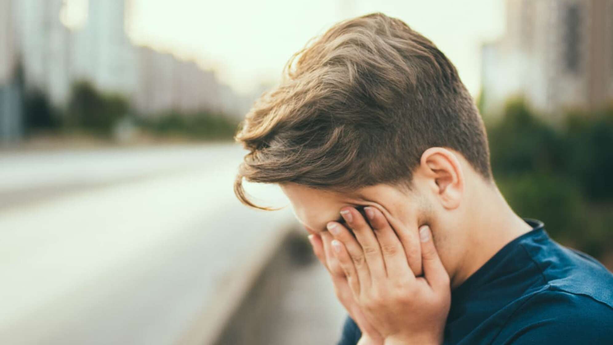 Kind mit Hand vor dem Gesicht