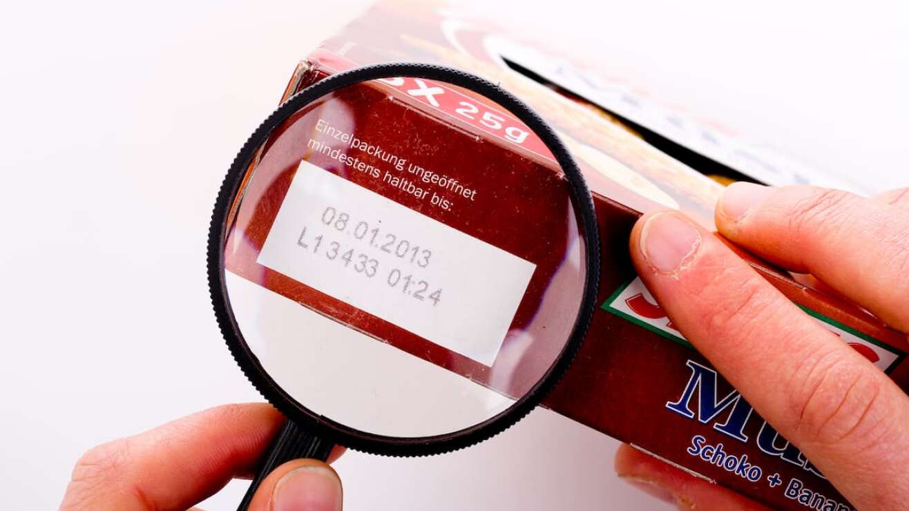 Abgelaufene Lebensmittel: Noch essen oder entsorgen?