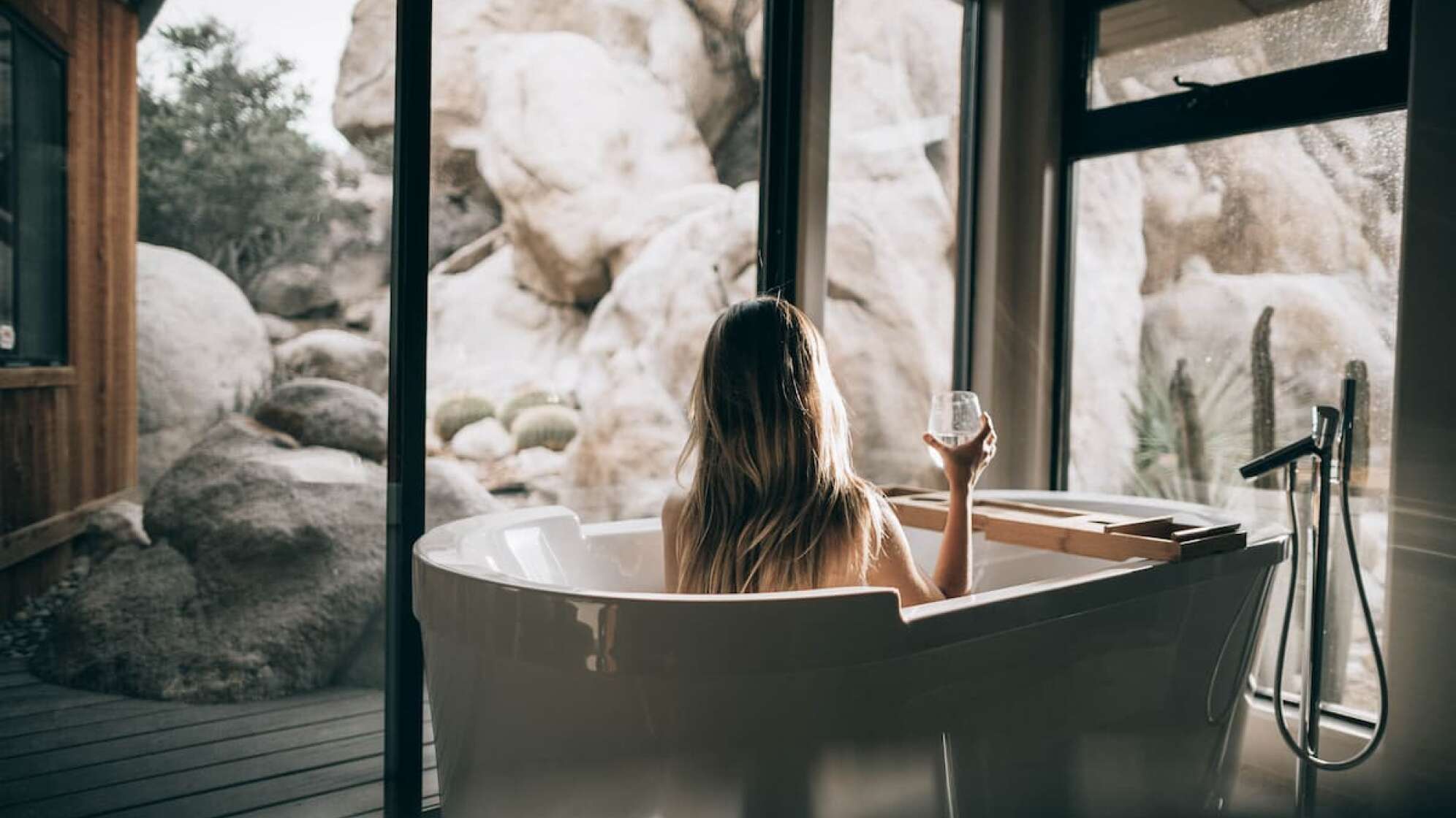 Frau sitzt in der Badewanne