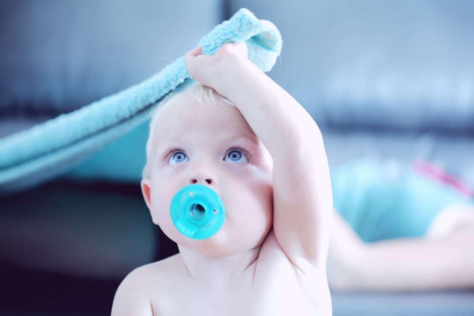 Baby Junge mit Schnuller