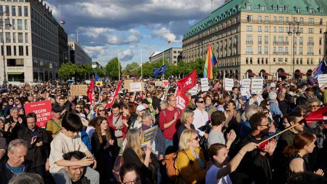 Demo in Berlin und Dresden nach Angriffen auf Politiker