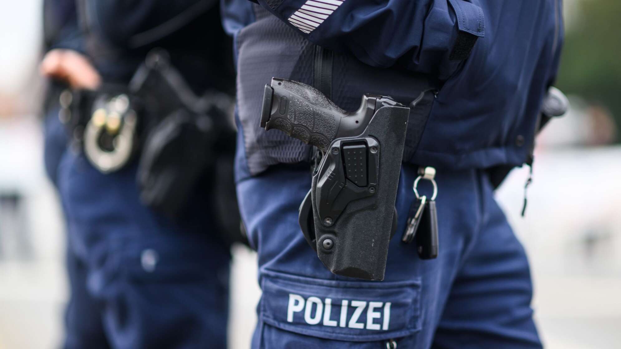Polizist mit Dienstwaffe