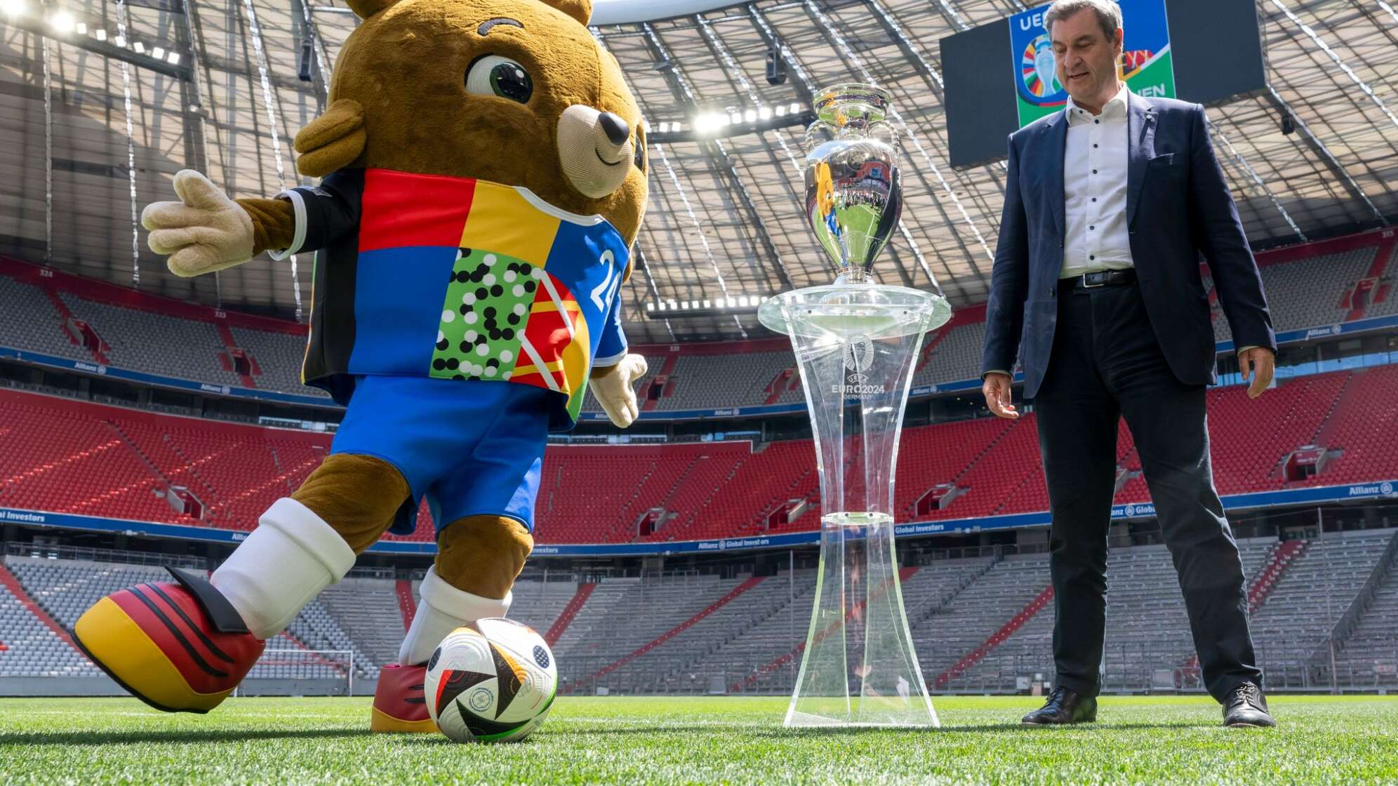 Der Fußball-EM-Pokal kommt nach München