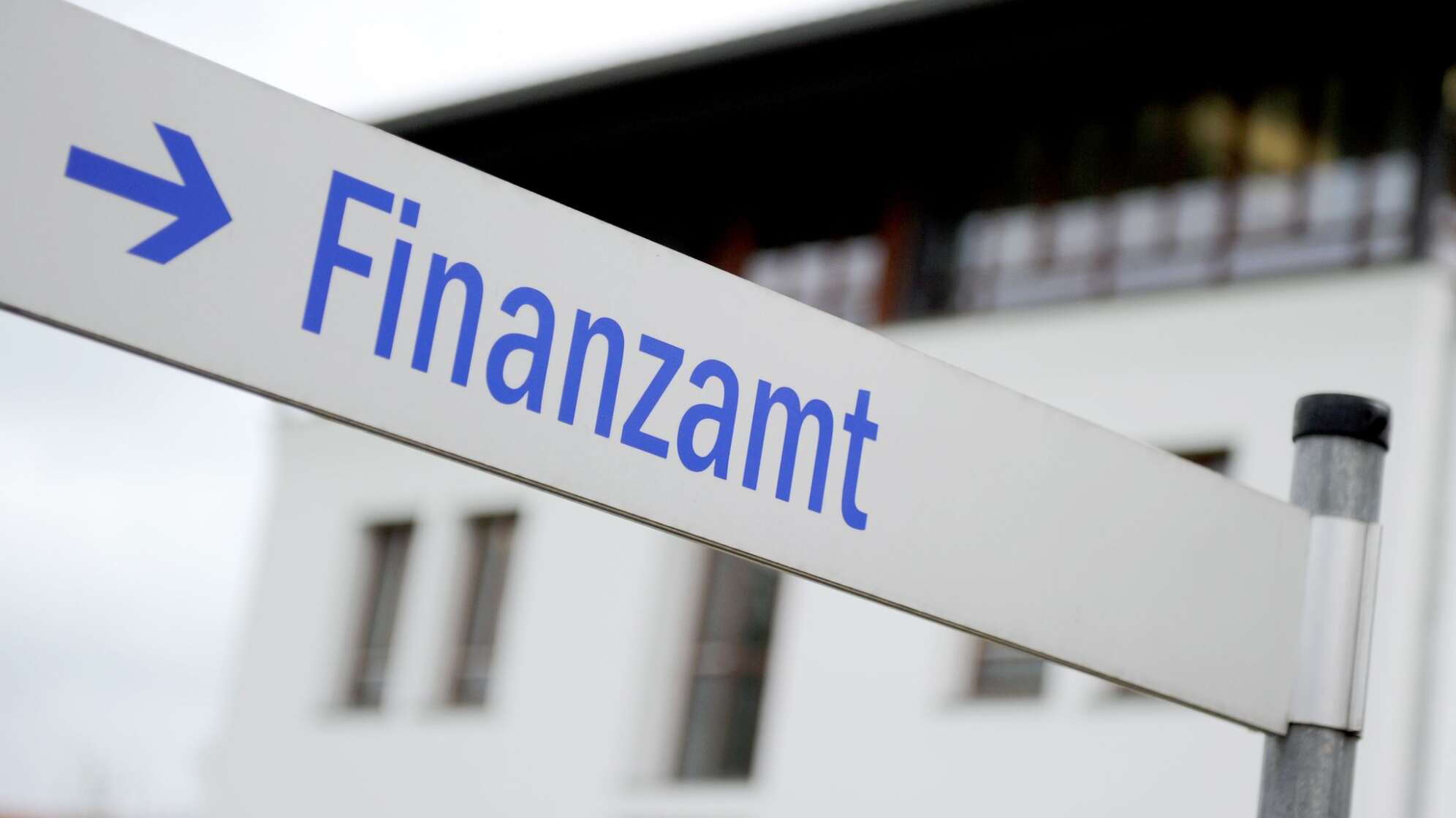 Schild eines Finanzamts