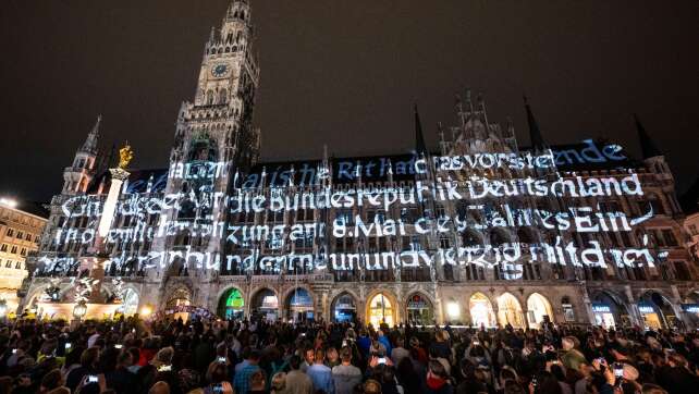 75 Jahre Grundgesetz: Videoinstallation am Rathaus