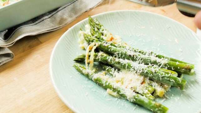 Spargel in Parmesan-Bergkäse-Soße