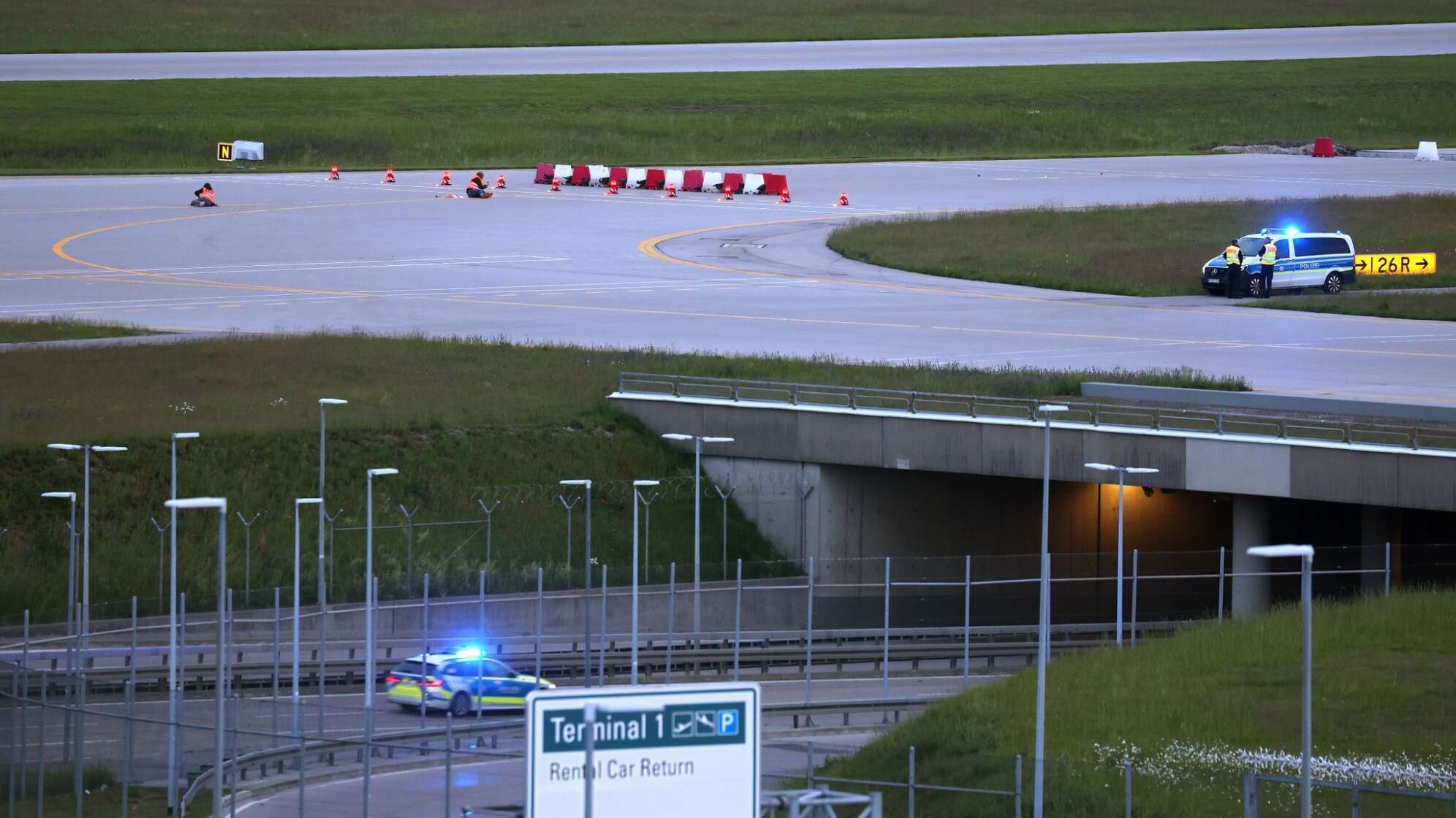 Klimaaktivisten legen Münchner Flughafen lahm