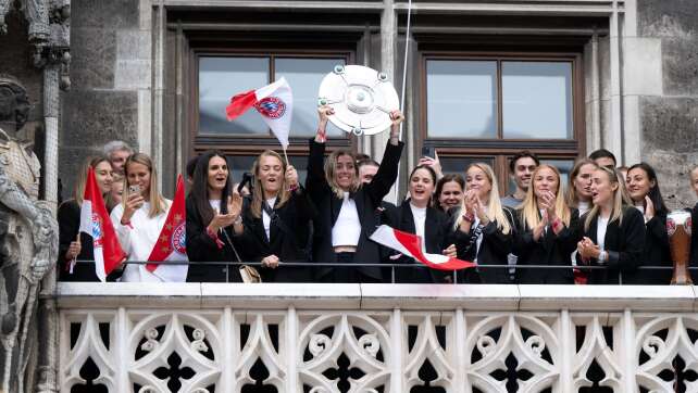 Bayern-Frauen feiern auf Rathausbalkon: Trainer verlängert