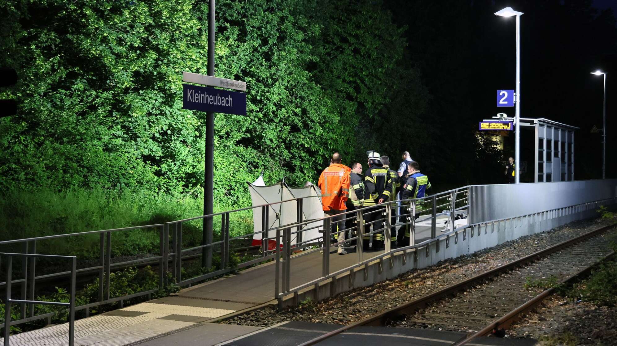 Zwischen Zugwaggons geraten - zwei Männer tödlich verletzt