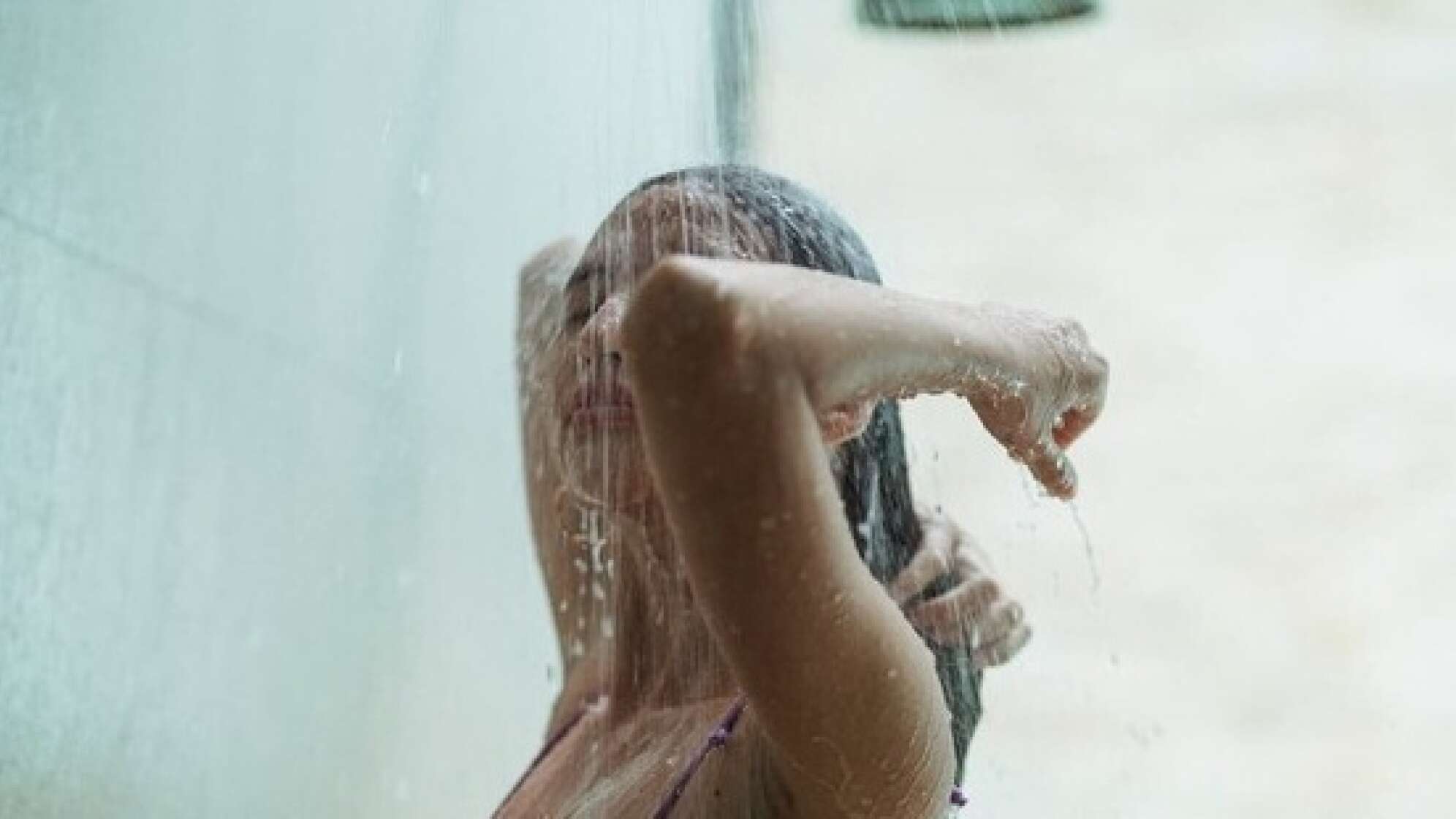 Frau duscht