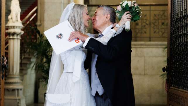 Lugners sechste Ehe: Bräutigam und Braut haben ja gesagt