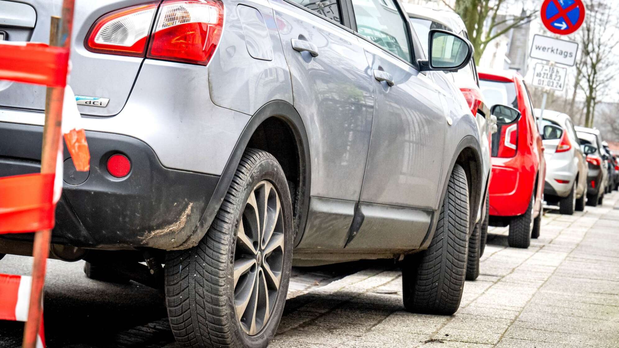 Aufgesetztes Parken auf Gehwegen