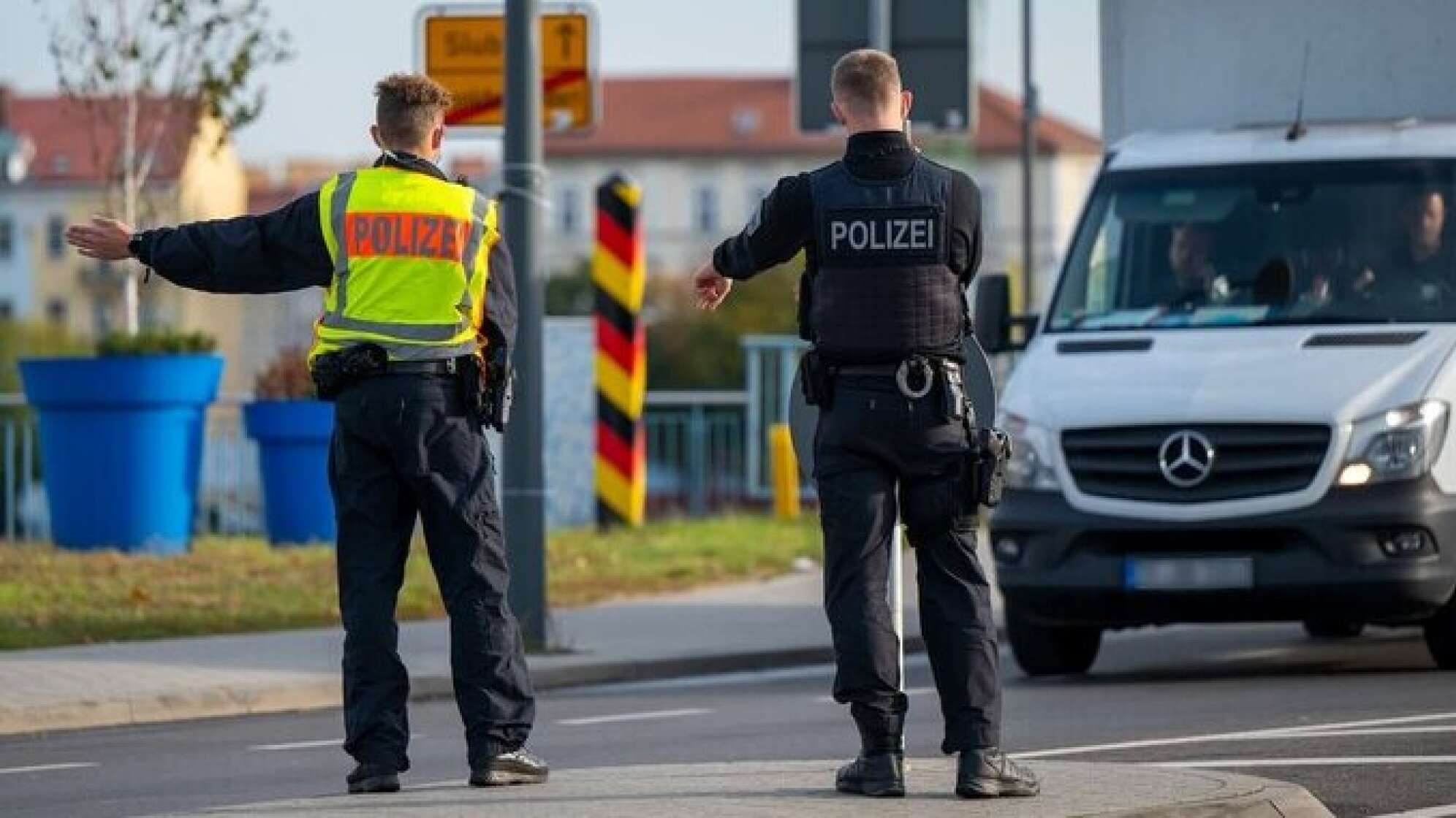 Polizisten halten Auto an